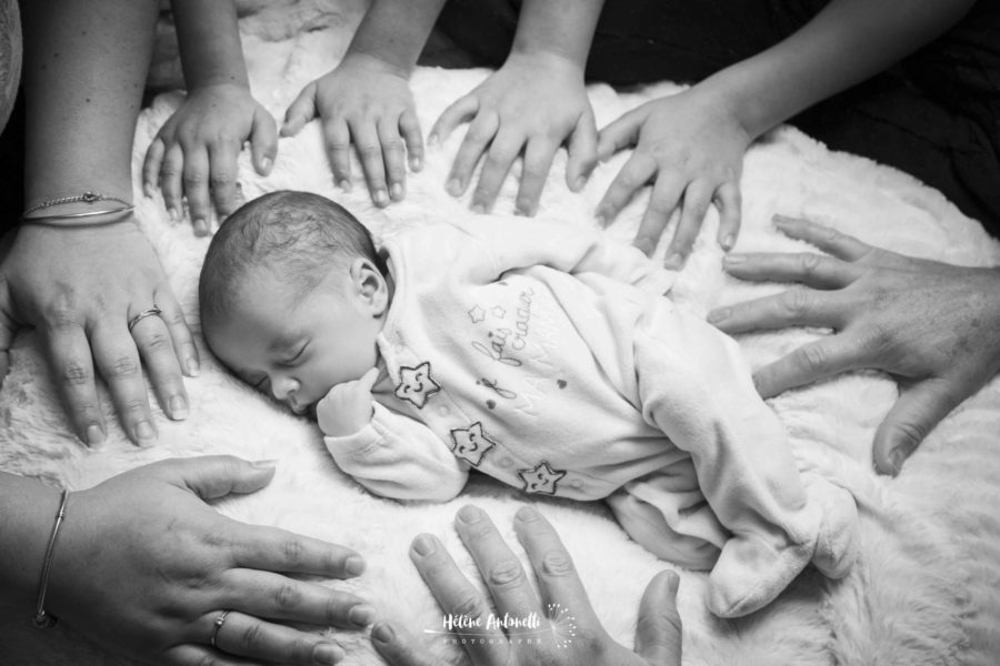 Bébé entouré de mains